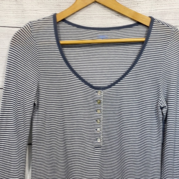 gray white long henley sleeve shirt top Gap Body M - Picture 2 of 8